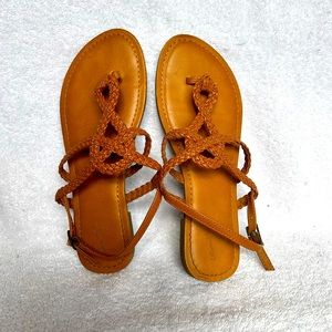 Universal Thread tan strappy flip flop sandal, size 8